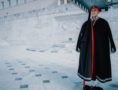 «Μυστικά» της προεδρικής φρουράς: Τι θέλει να πει ο Εύζωνας όταν χτυπάει το όπλο στο έδαφος